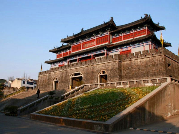 仿古城樓      